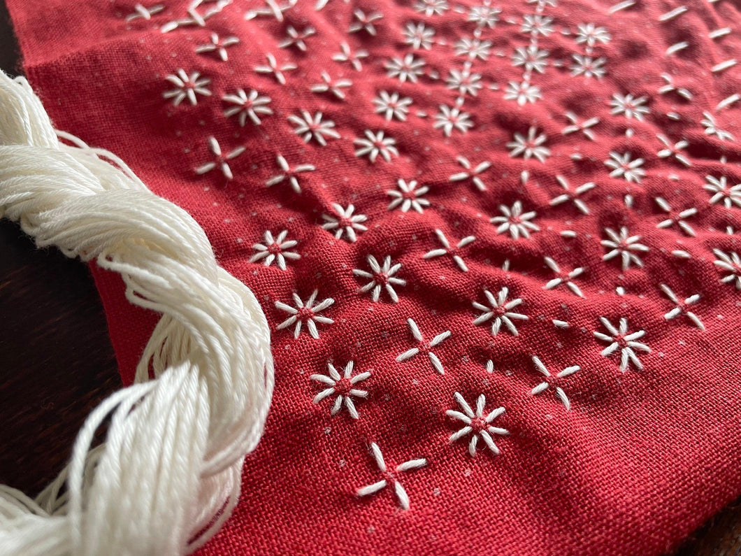 Large skein of off-white sashiko thread from Daruma. Perfect match with navy or red sashiko cloth. - SASHIKO.LAB